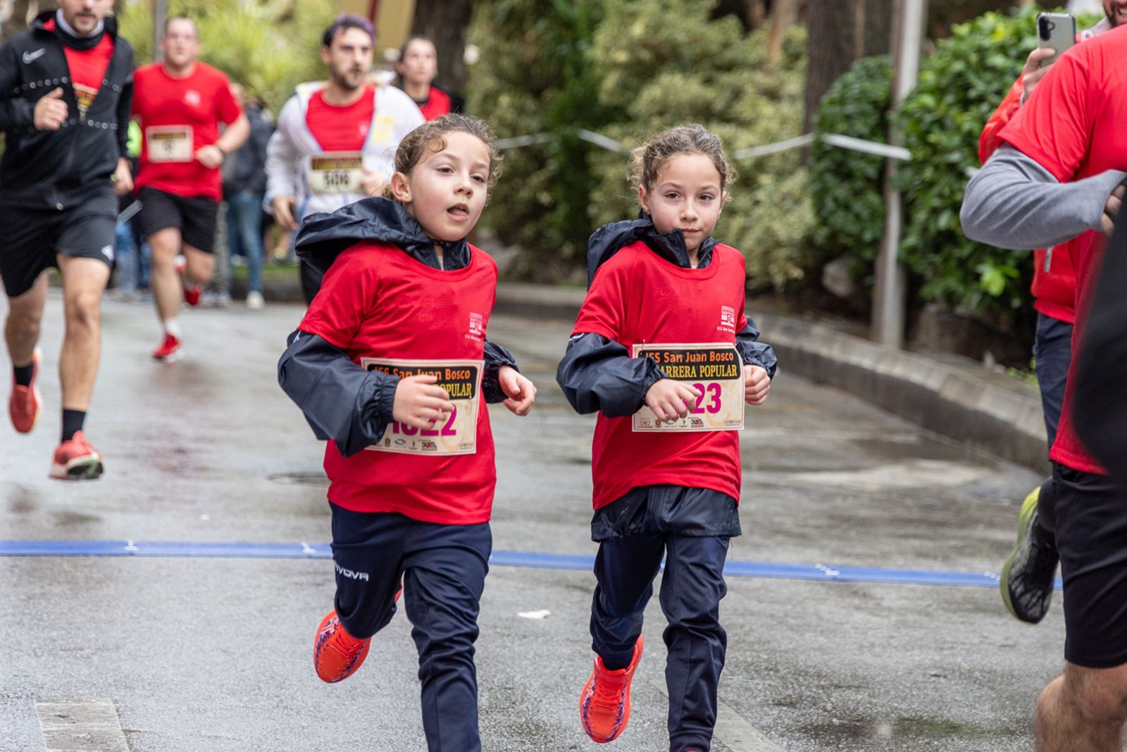 En imágenes: la lluvia no frena a más de un millar de corredores en la V Carrera Popular del IES San Juan Bosco (2)