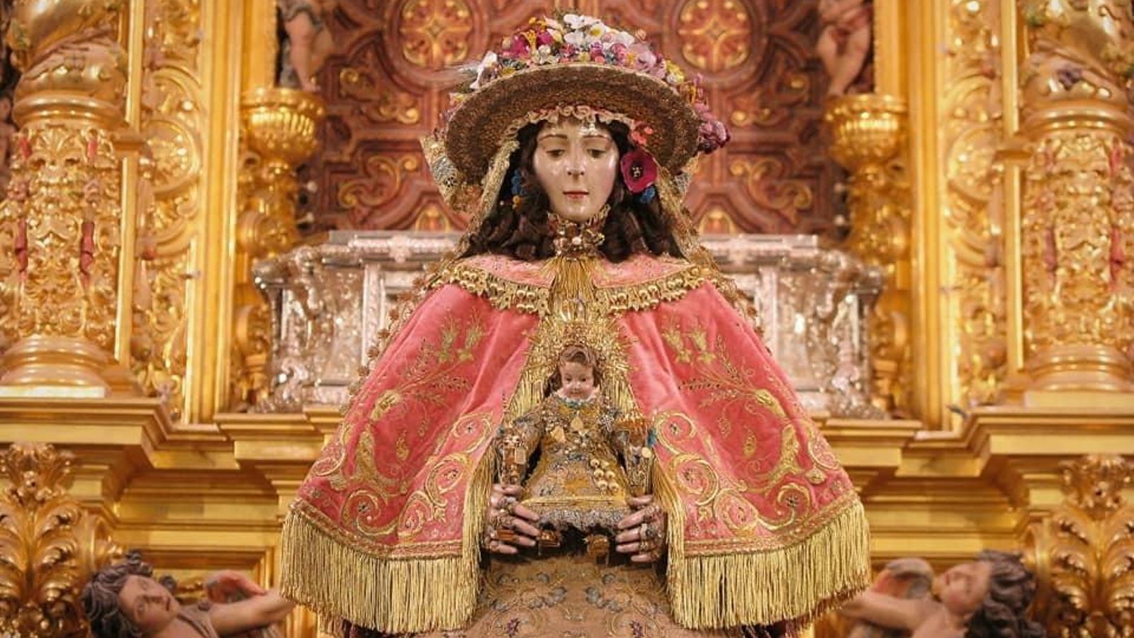 La esclavina rosa es el elemento que más destaca del nuevo conjunto.