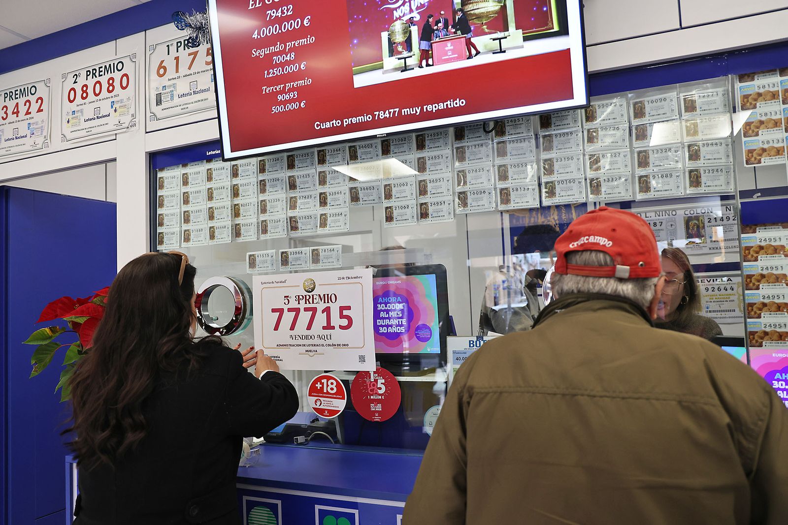 La Loteria de Navidad reparte premios en Huelva (18)