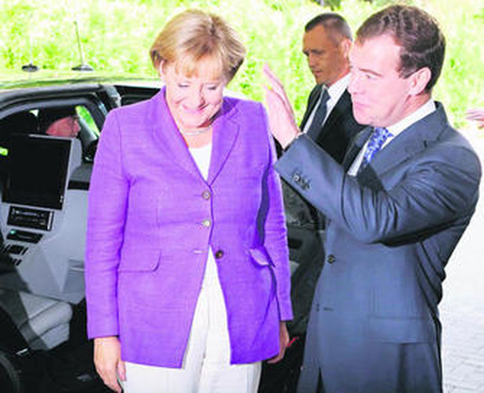 Medvédev (d) recibe a Merkel (i) en el balneario ruso de Sochi.