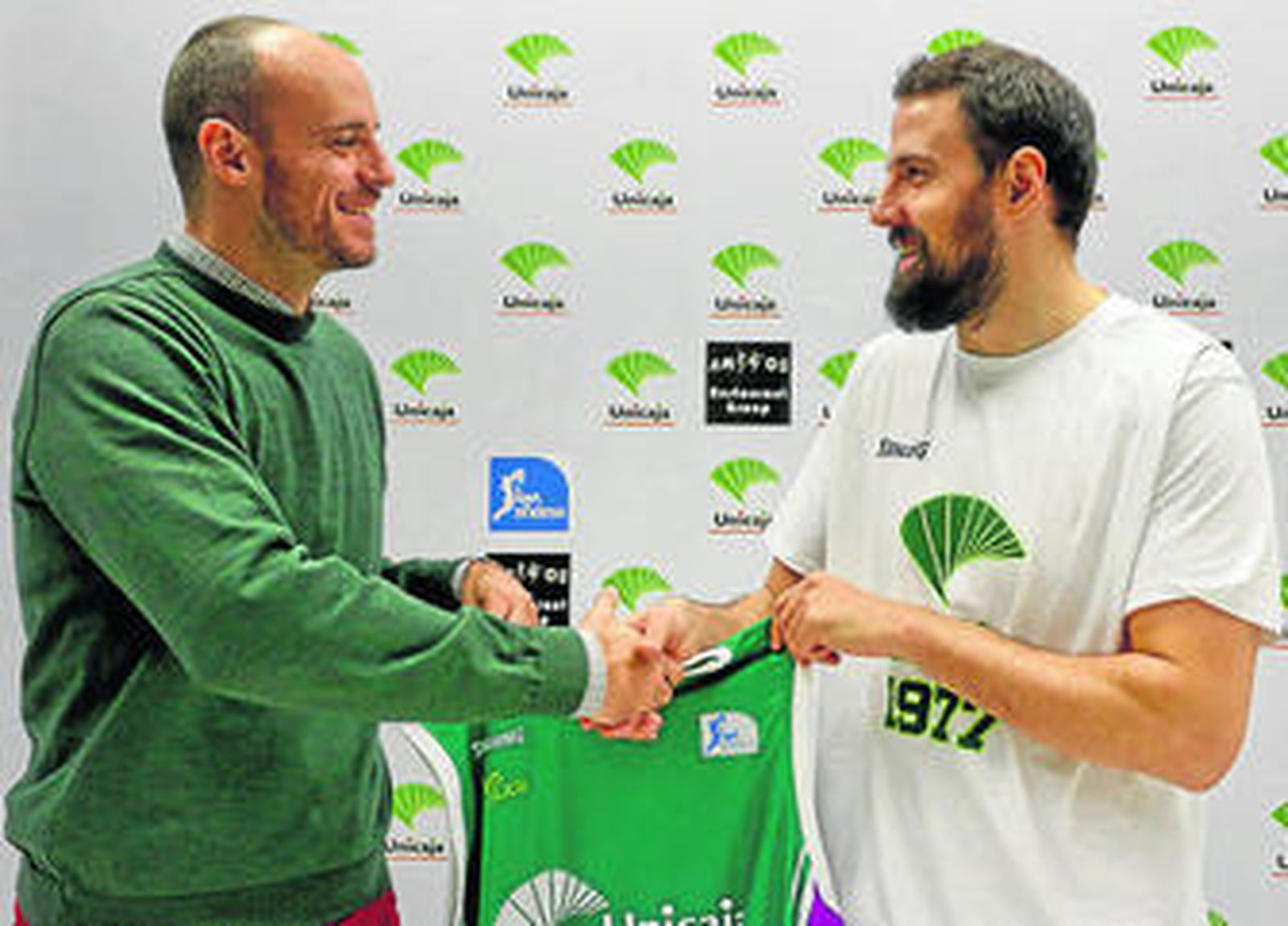 Germán Gabriel aprieta la mano de Carlos Jiménez.