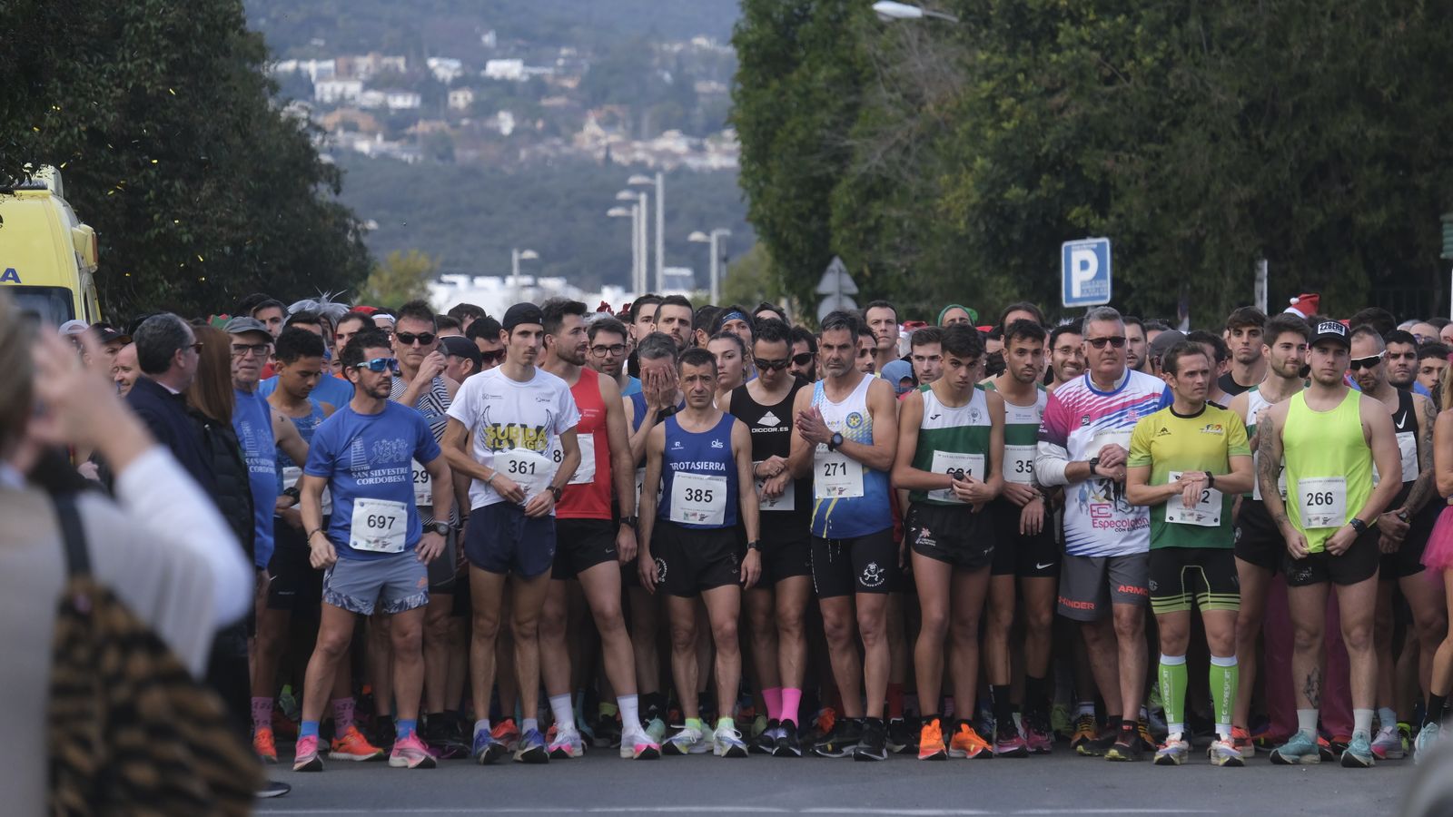Los atletas participantes, en la salida.