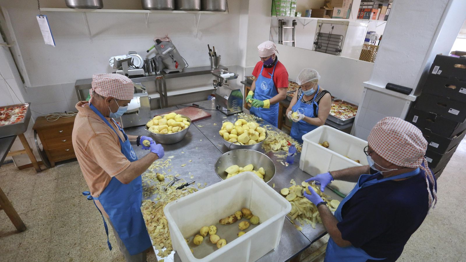 Voluntarios de la asociación Yo soy tú preparan el menú.
