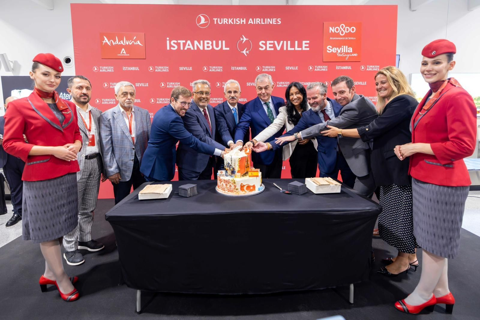 Autoridades turcas cortan la tarta con el alcalde de Sevilla, el director del aeropuerto y autoridades de la Junta y la Subdelegación del Gobierno