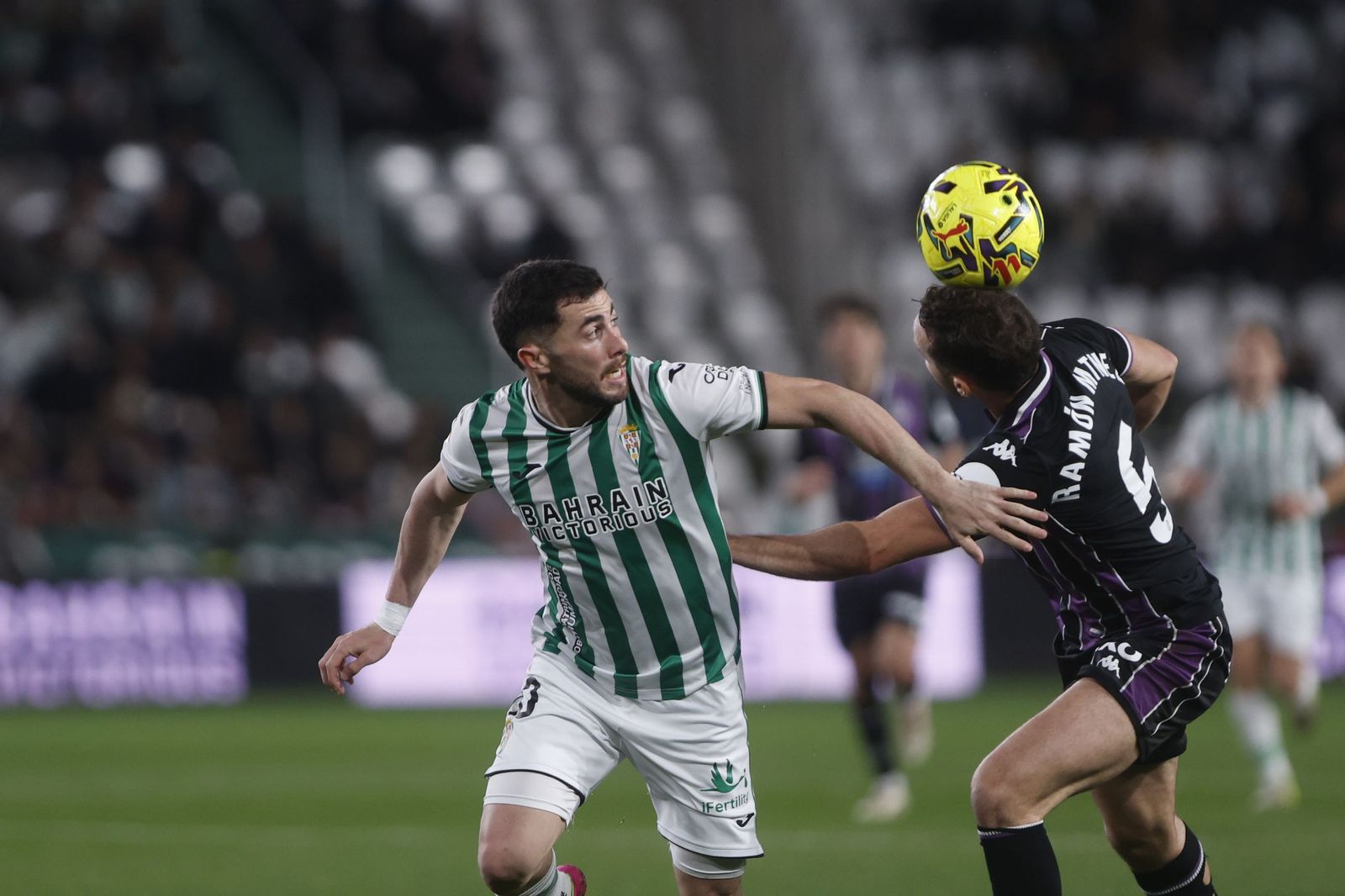 Jacobo pugna con un rival.