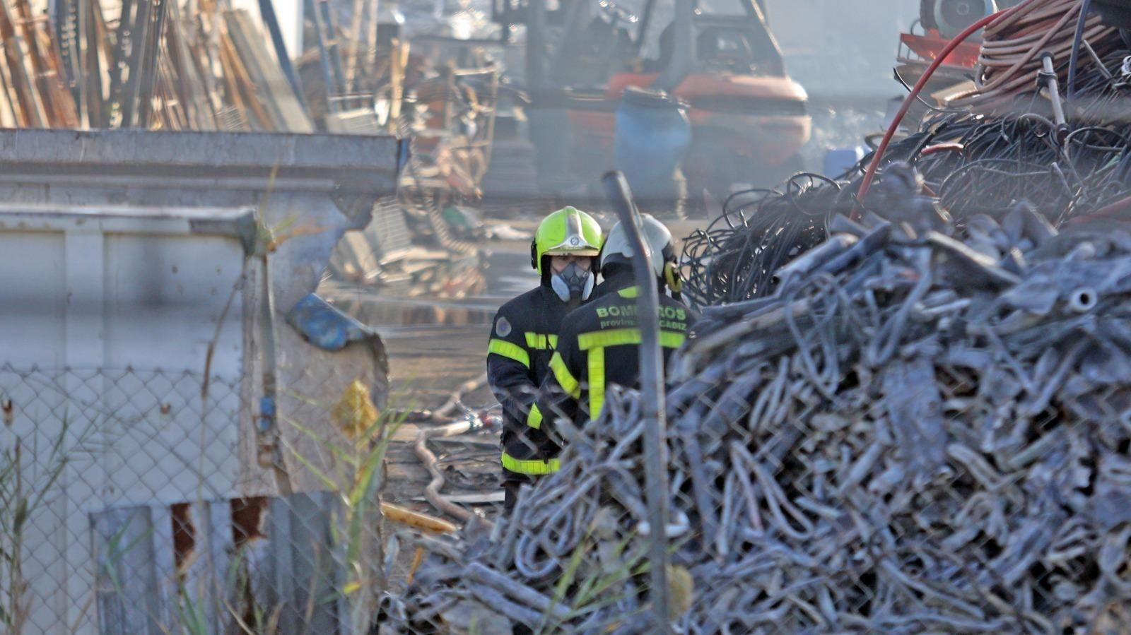 Espectacular incendio en una chatarrería de Jerez
