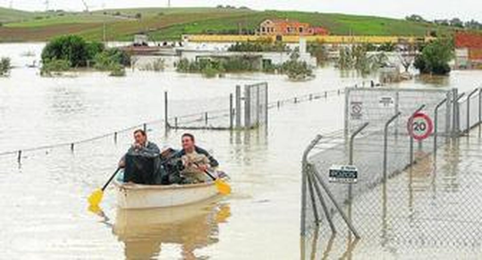 Vecinos de la barriada rural de Las Pachecas, en Jerez, abandonan sus viviendas inundadas a bordo de una barca.