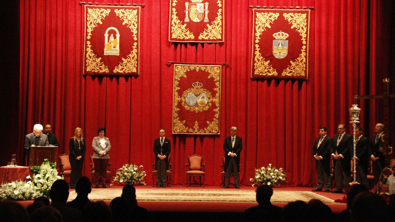 El acto, al que ha acudido gran cantidad de público, comenzó a las 12:00 horas.