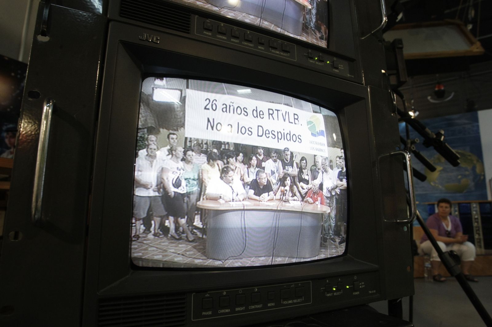Un monitor muestra la concentración de los trabajadores de RTVLB contra sus despidos, en julio de 2011.