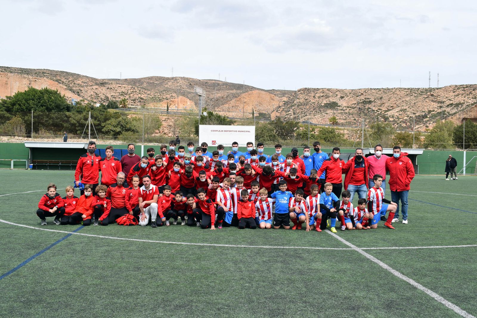 Imagen de parte de las bases del Poli Almería con el concejal de deportes de la capital, Juanjo Segura