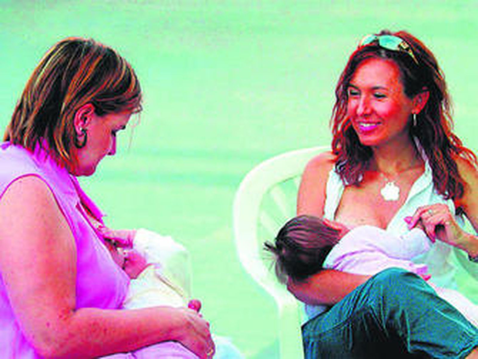 Dos madres dan el pecho a sus bebés recién nacidos.