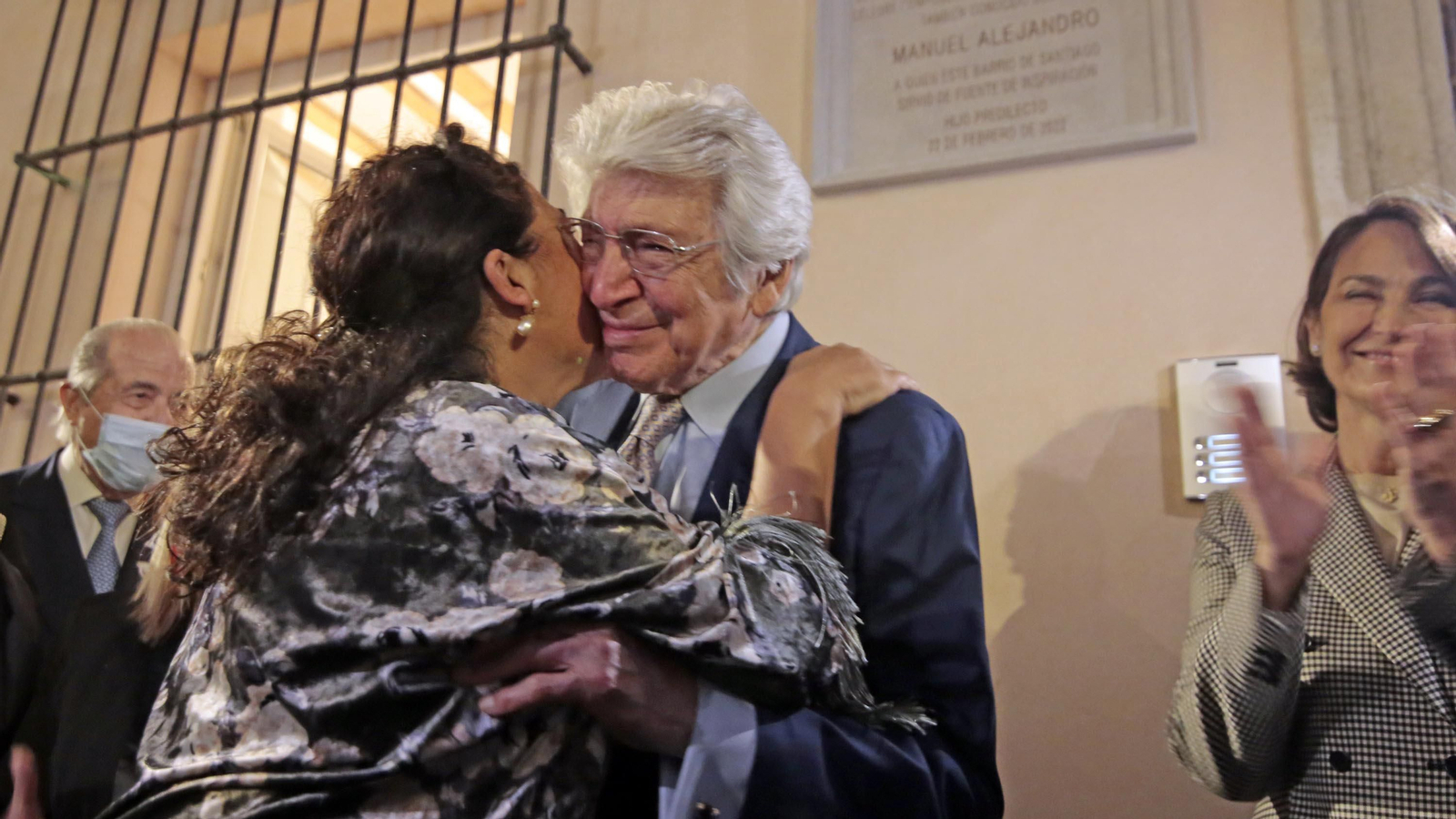 Manuel Alejandro descubre una placa en la casa donde se crió