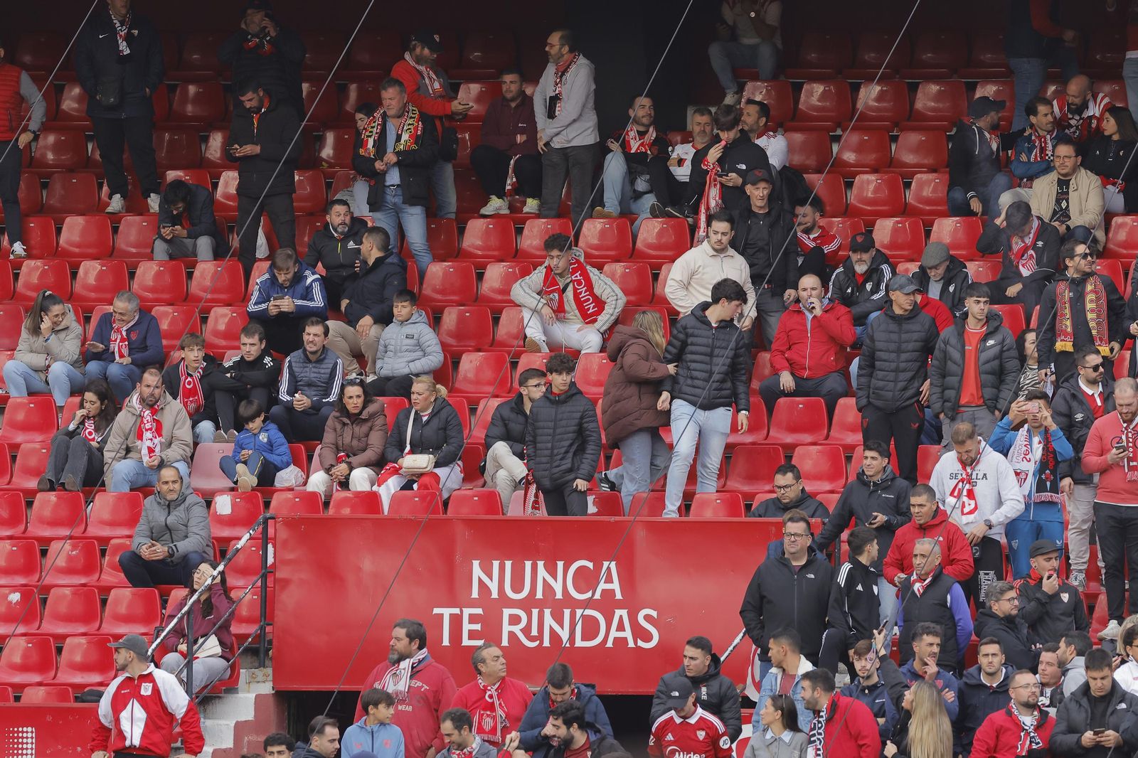 Búscate en las fotos del Sevilla -Betis