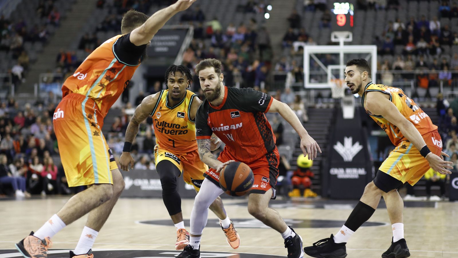 Christian Díaz rodeado de contrarios.