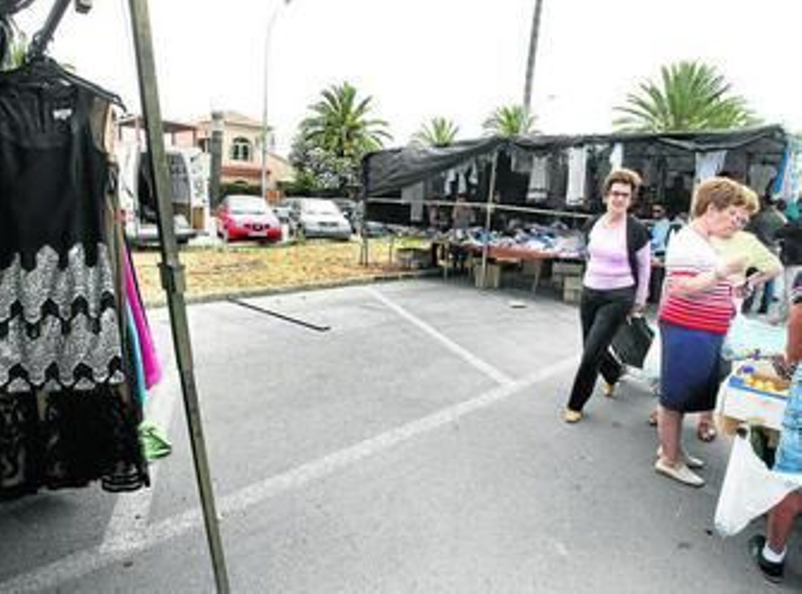 Algunos huecos son ya visibles en el trazado del Mercadillo de los Martes.