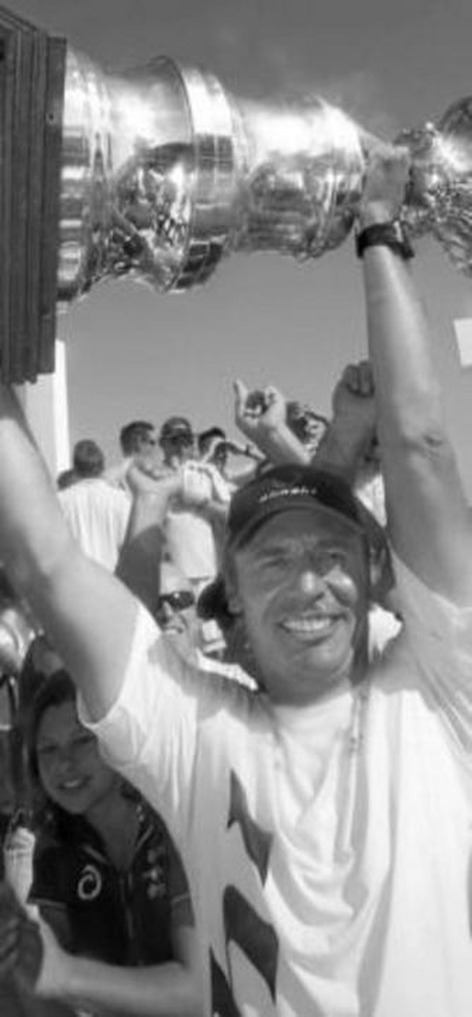 El dueño del 'Alinghi' levanta la Jarra de las Cien Guineas en Valencia en 2007.