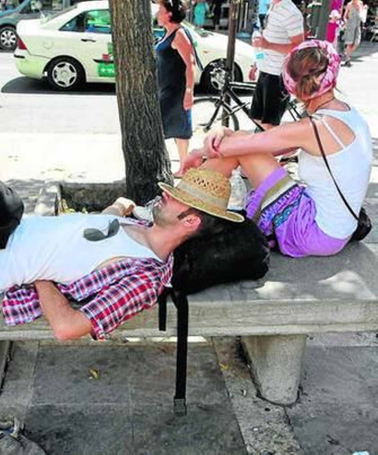 1. Los ciudadanos podrán informarse de cualquier tipo de actividades durante todo el año y de la programación durante determinadas fiestas locales 2 y 3. Los turistas complementarán los servicios ofrecidos por los puntos de información turísticos de la ciudad con los mensajes de texto enviados y elaborados por el Ayuntamiento.