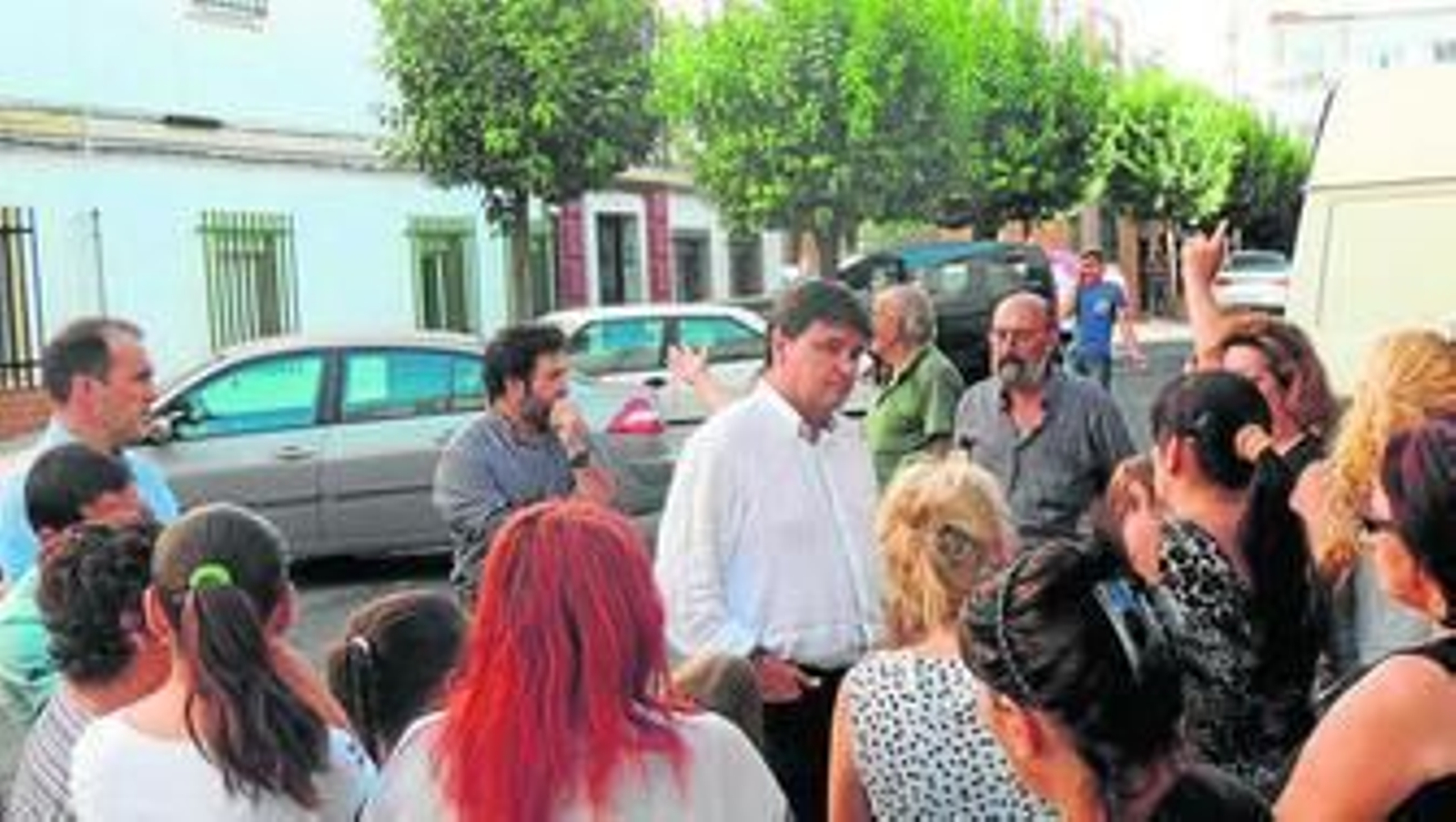 El portavoz socialista, Gabriel Cruz, en la visita que hizo hace dos semanas al vecindario de Huerta Mena.