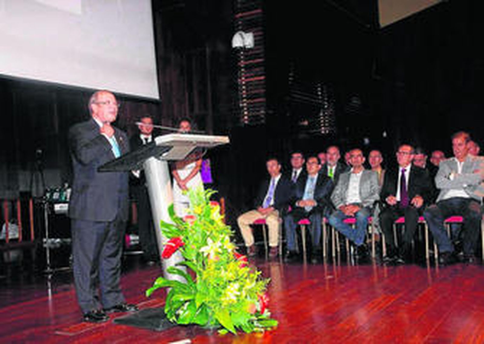 Antonio Serrano, presidente del Colegio, se dirige a los asistentes en el Palacio de Ferias.