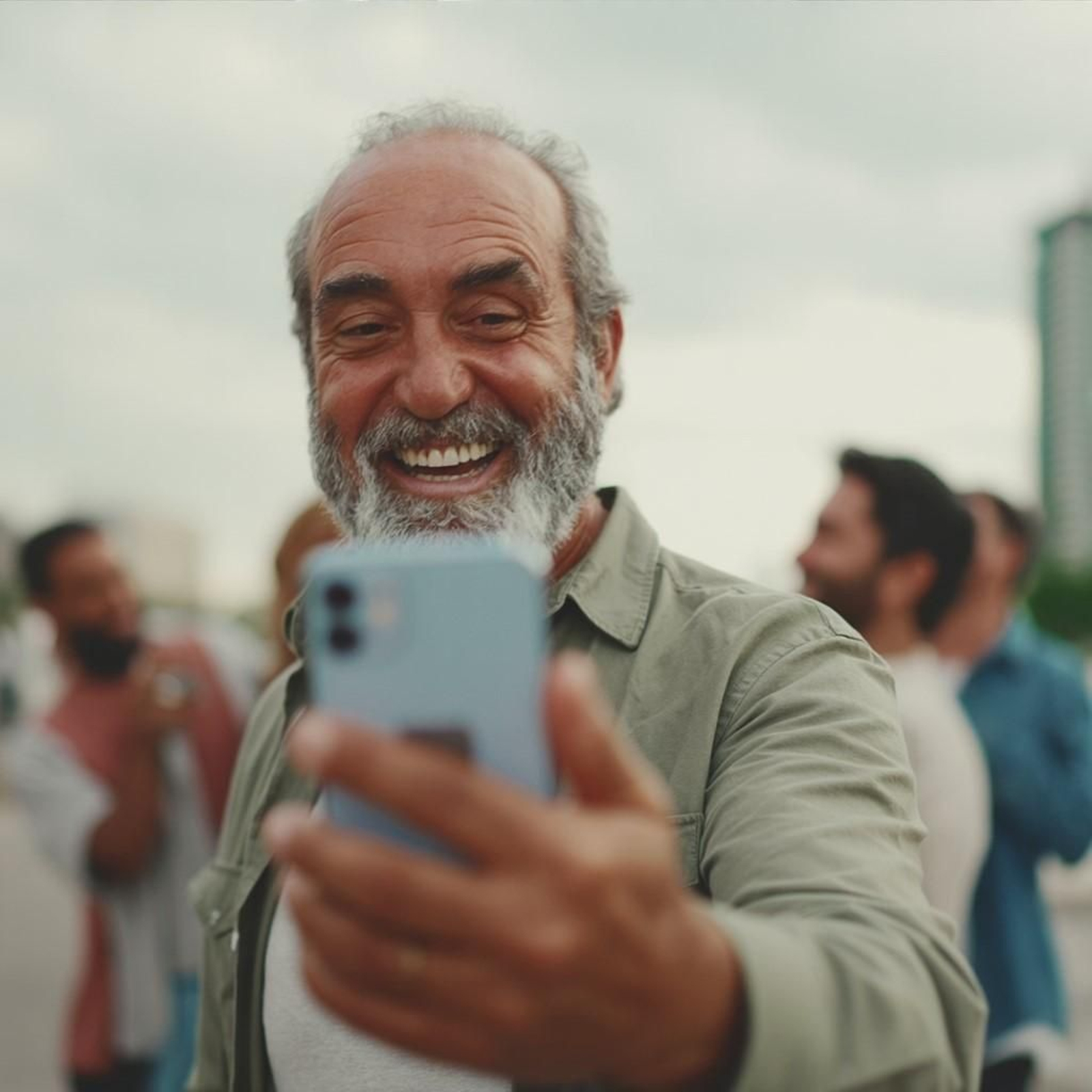 Un montaje con IA en el que Antonio Ferrandis, como Chanquete, disfruta haciéndose un 'selfie'