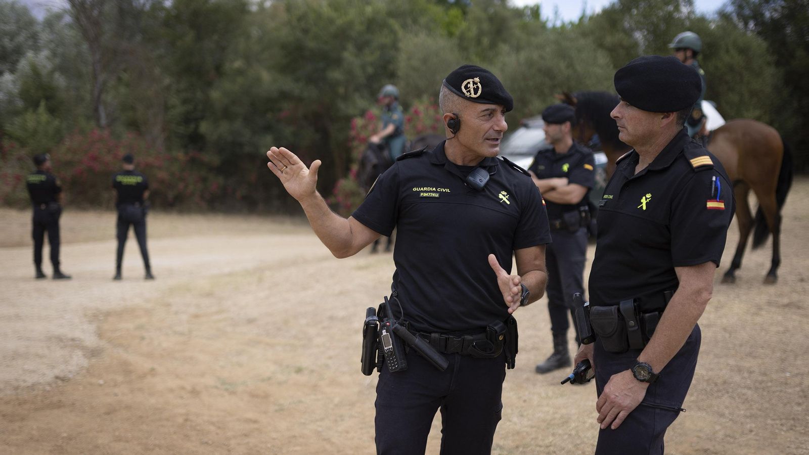 El teniente Sergio Alejandro Pérez González, del GRS, habla con su sargento.