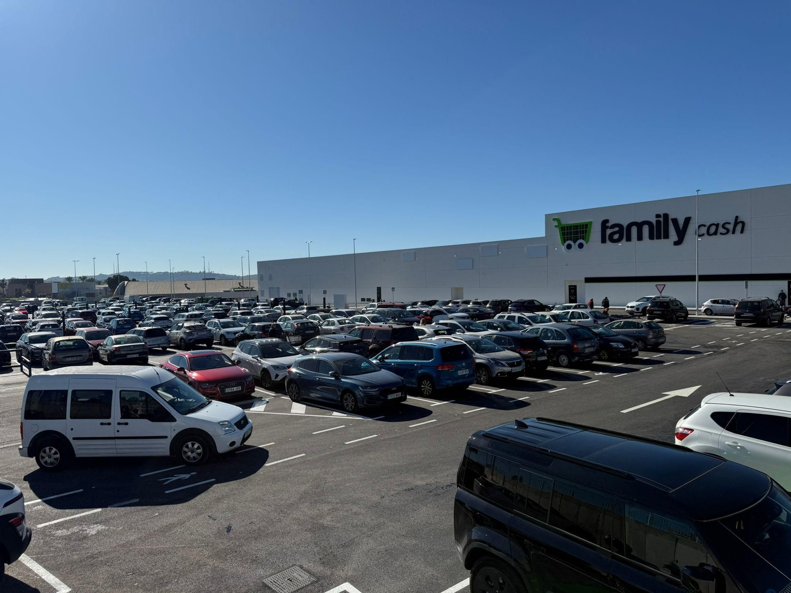 Imagen del aparcamiento de la nueva tienda de Family Cash en Jerez