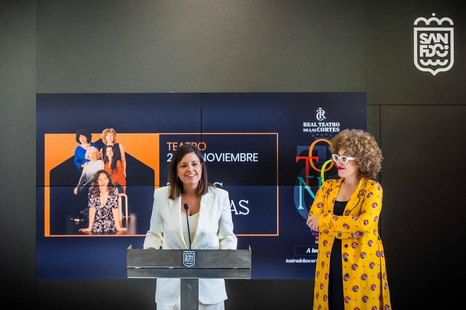 Presentación de la programación de otoño en el Teatro de las Cortes de San Fernando. En la imagen, la alcaldesa, Patricia Cavada, junto a la concejala de Cultura, Pepa Pacheco