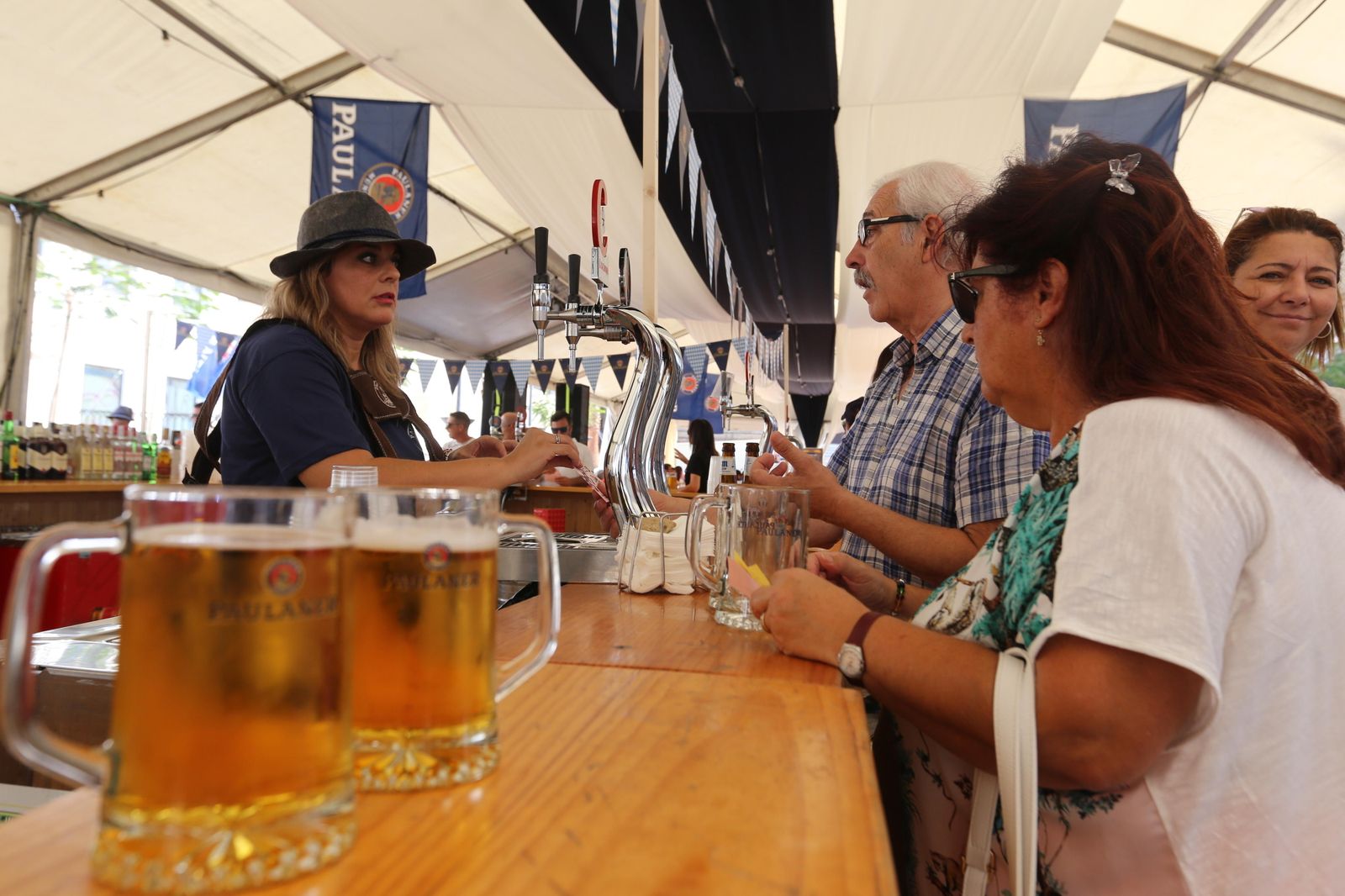 Una camarera sirve cervezas en una de las últimas ediciones de Oktoberfest en Chiclana.
