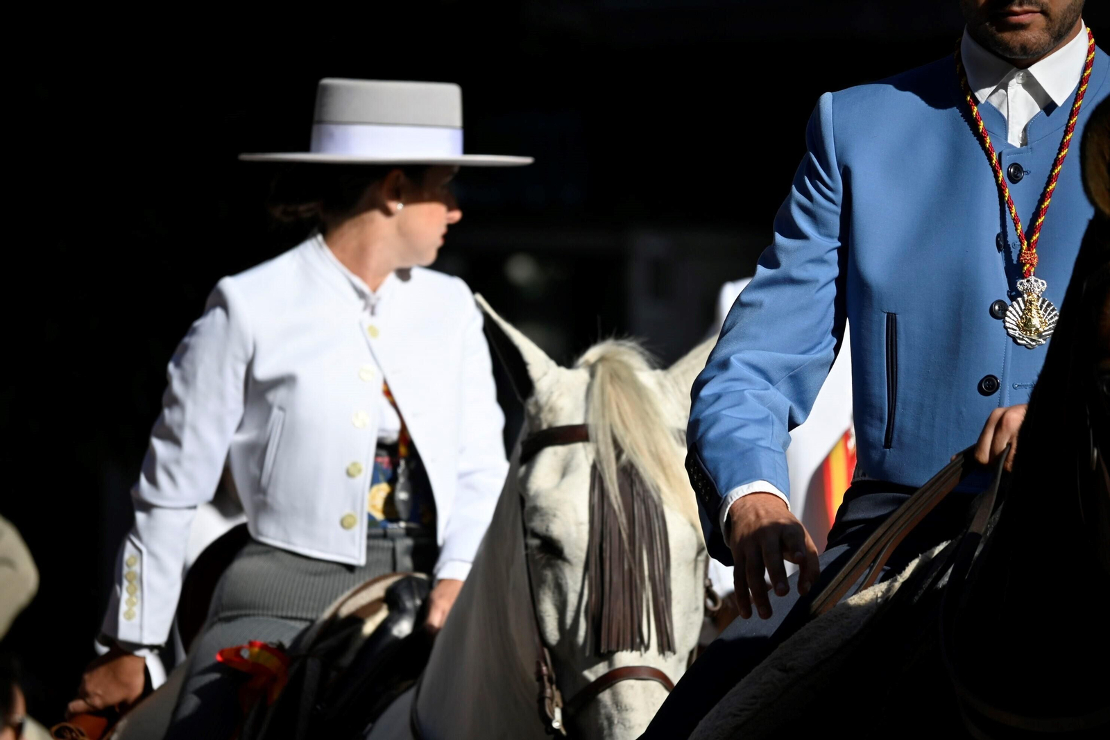 Imágenes de los peregrinos de la Hermandad de Emigrantes en su salida por las calles de Huelva