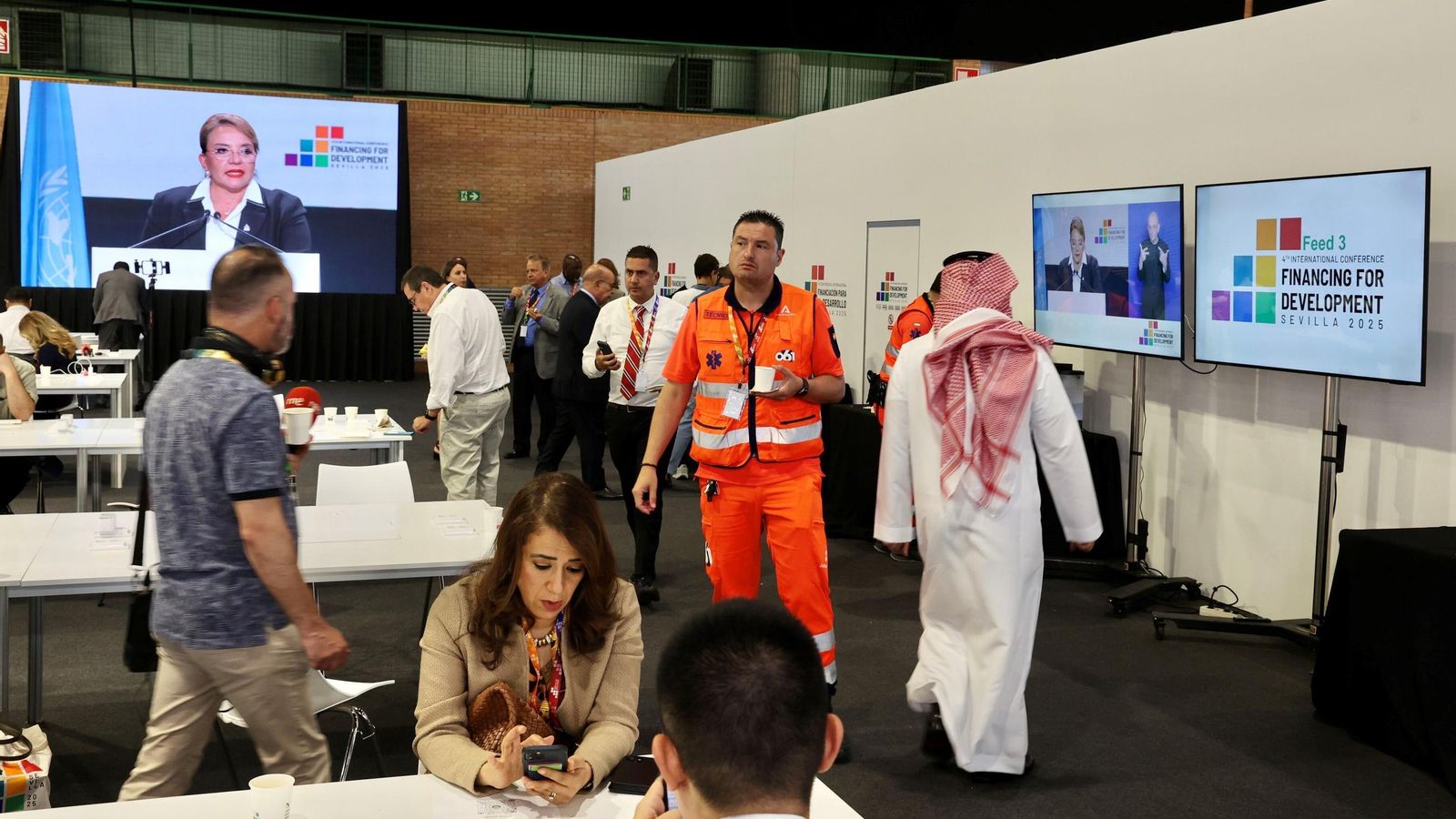 Personal sanitario del 061 en la zona de prensa habilitada en Fibes durante la cumbre.