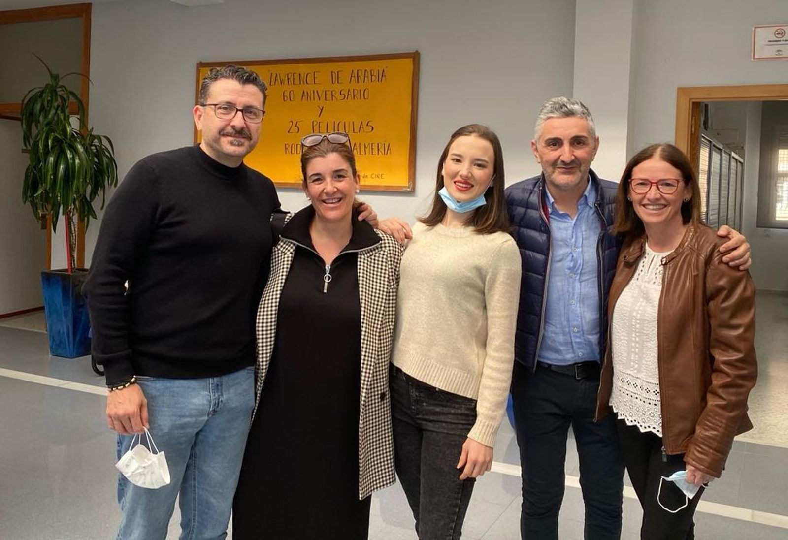 Aria Bédmar, junto a profesorado del centro del que fue estudiante en el pasado.