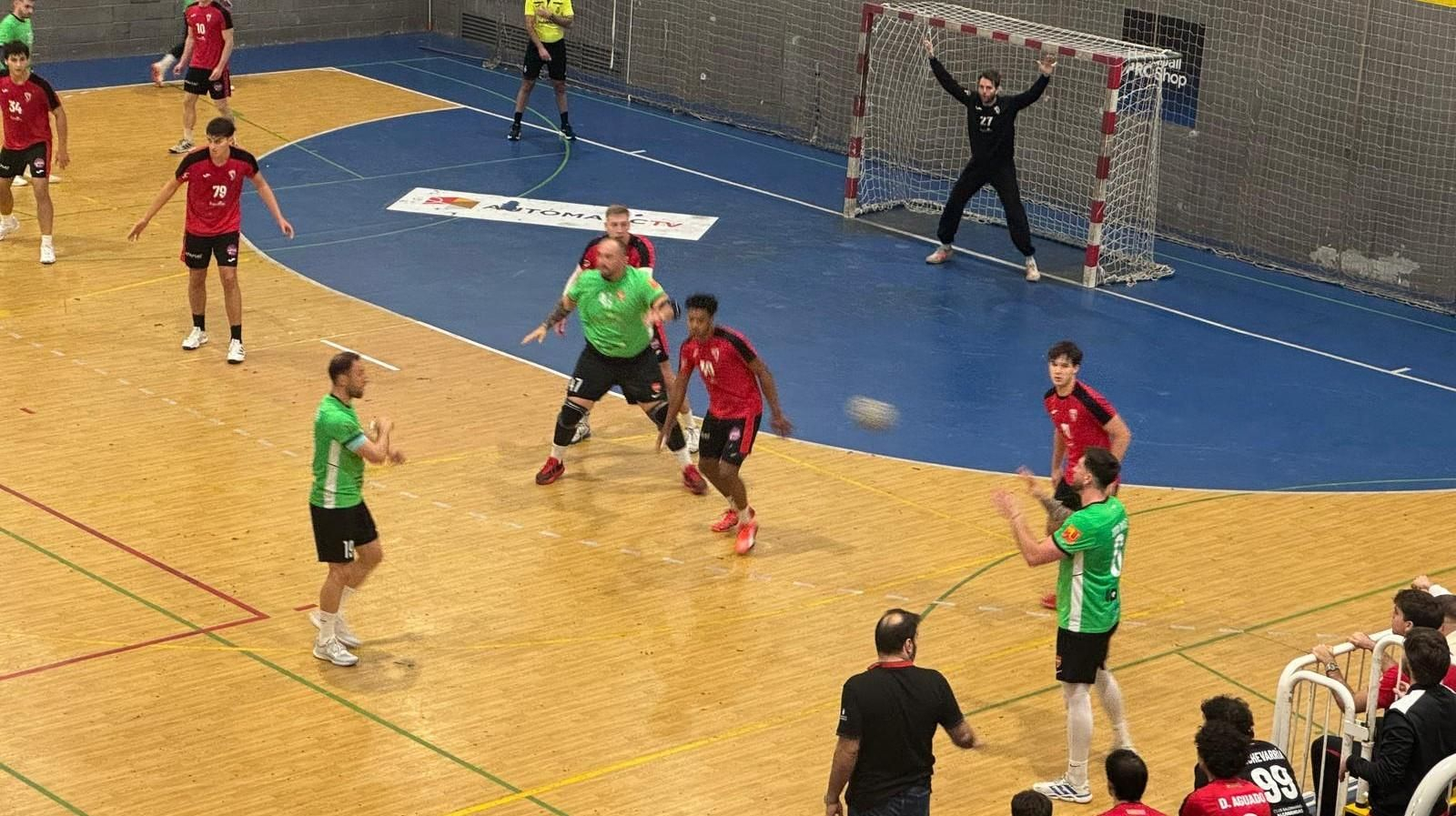 Tito Díaz recibe un pase de Tioumentsev para iniciar una combinación de ataque del equipo sevillano.