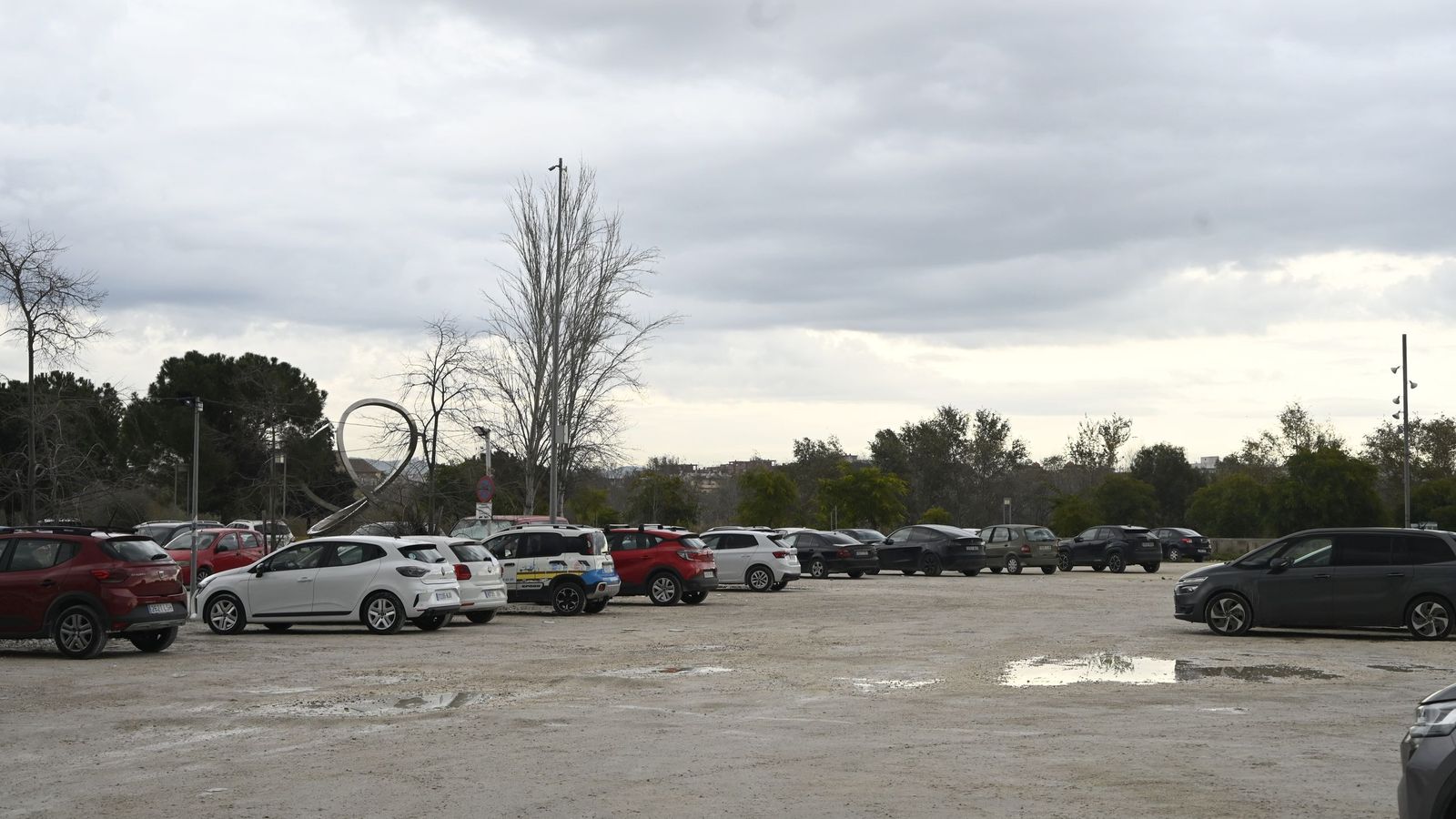 Aparcamiento Arrabal de Saqunda, entre el C3A y el Parque de Miraflores.