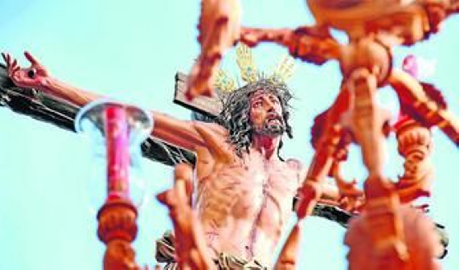 La imponente talla del Santísimo Cristo de la Sed, ayer entre los candelabros de cola de su paso de misterio.