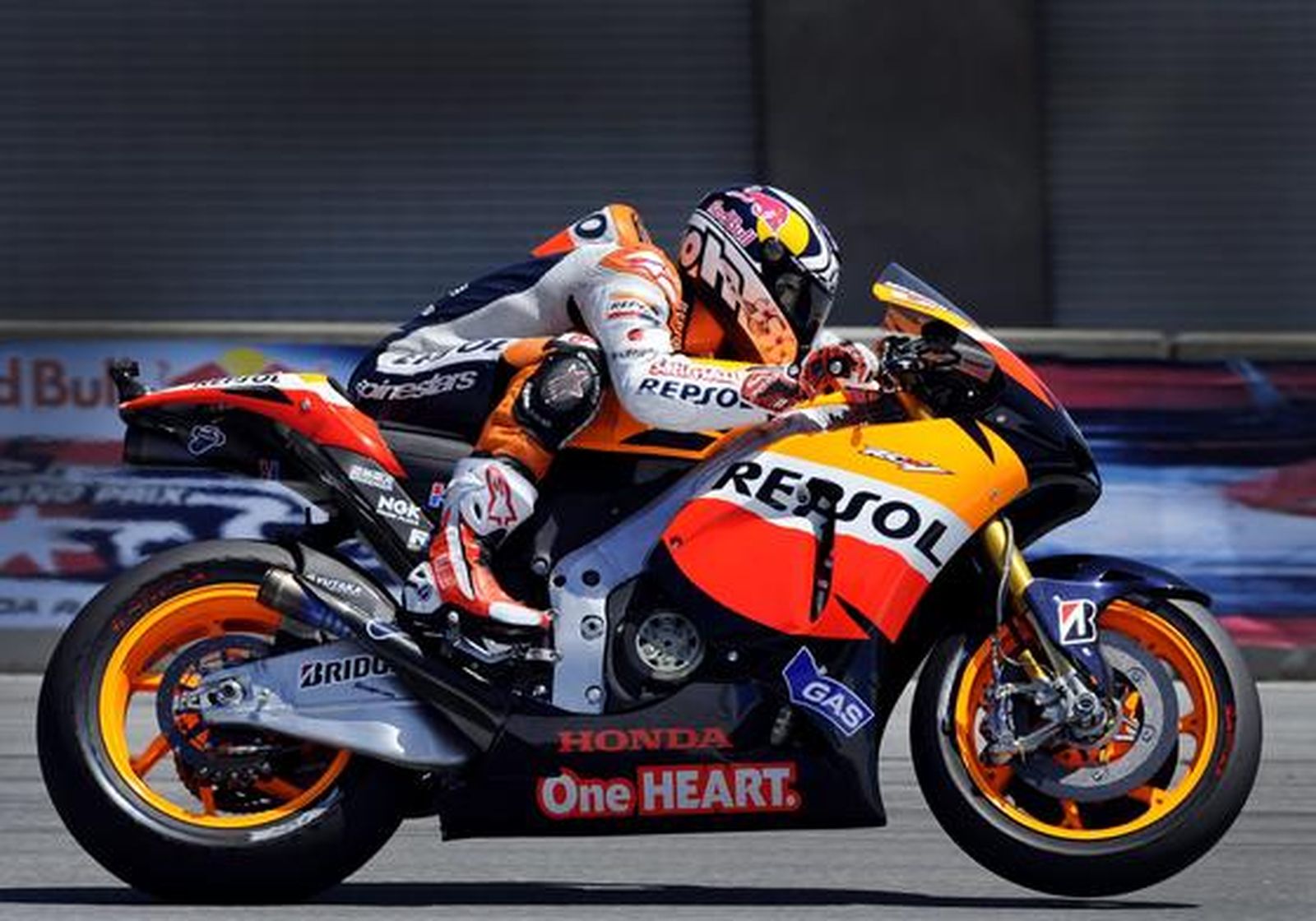 Stoner doblega a Lorenzo y aumenta su ventaja en el mundial

Foto: EFE