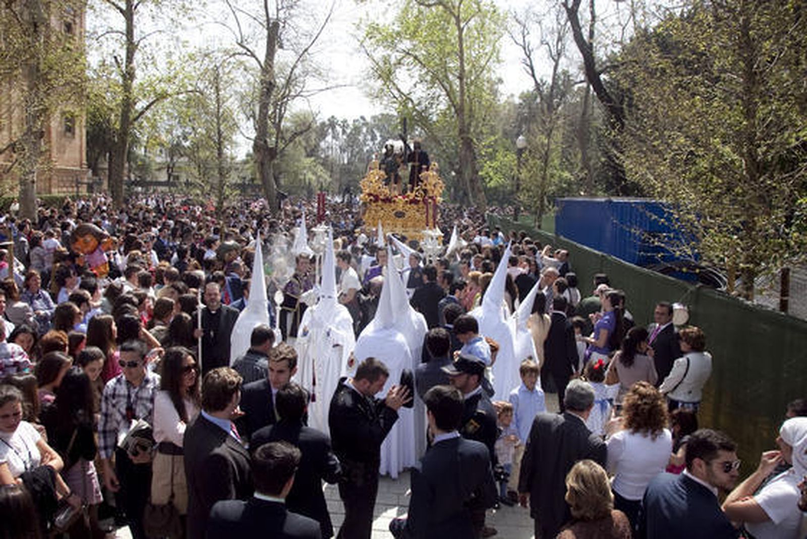 Las obras del Parque conviven con el paso de la hermandad de la Paz.

Foto: Jaime Martínez