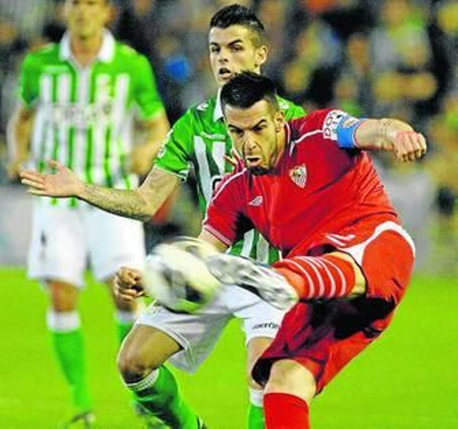 Negredo realiza una espléndida volea que Adrián desvió al poste.