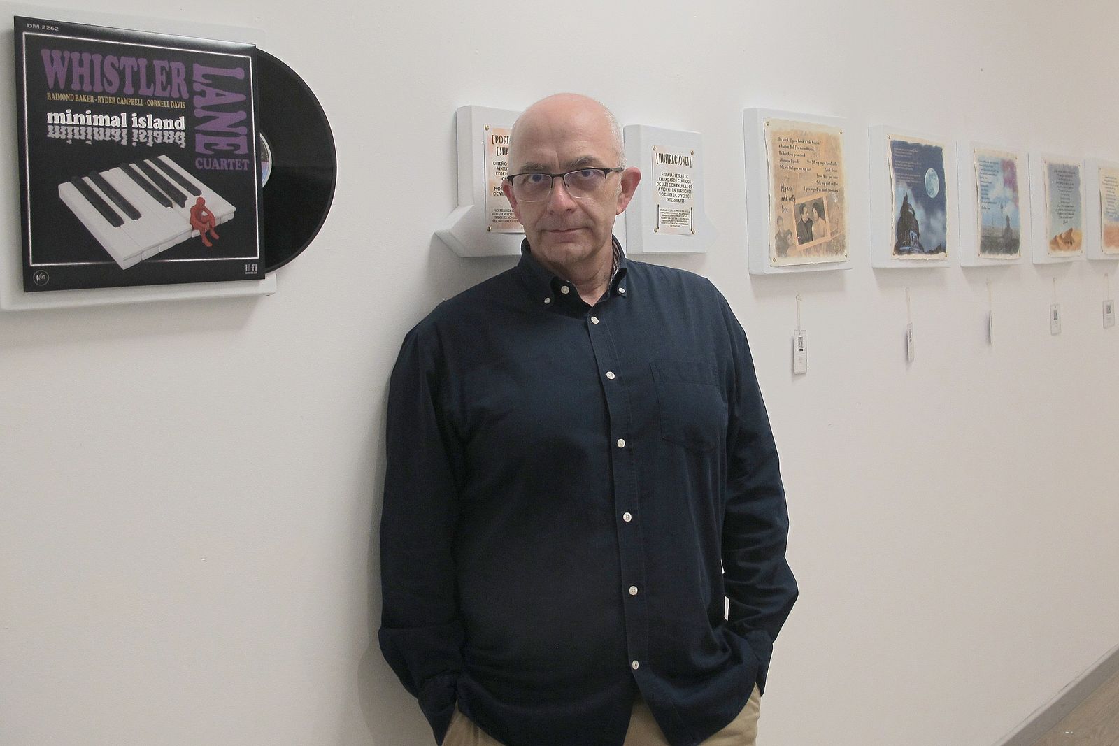 Juan Enrique Moya con las obras que expone en Clasijazz.