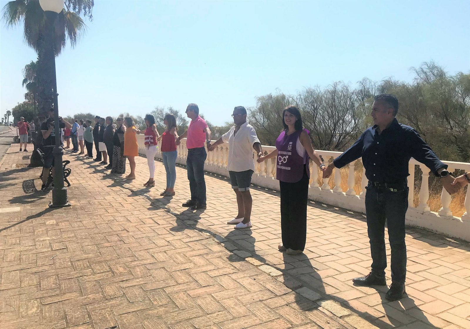 Cadena humana realizada en el paseo marítimo de Isla Cristina.