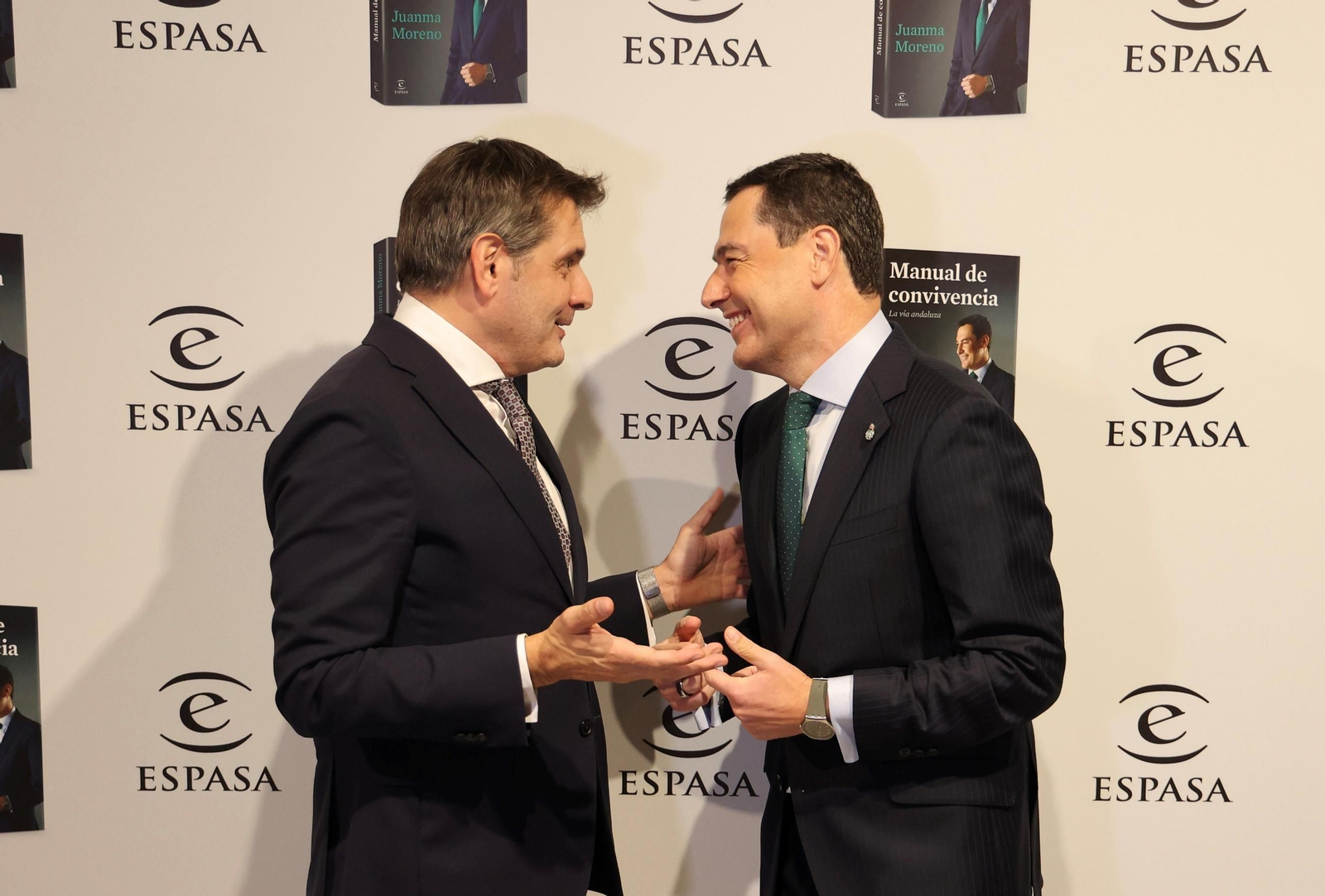 Las fotos de la presentación de libro de Juanma Moreno