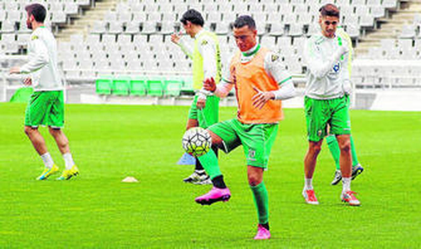 Raúl de Tomás toca balón durante un entrenamiento en El Arcángel.
