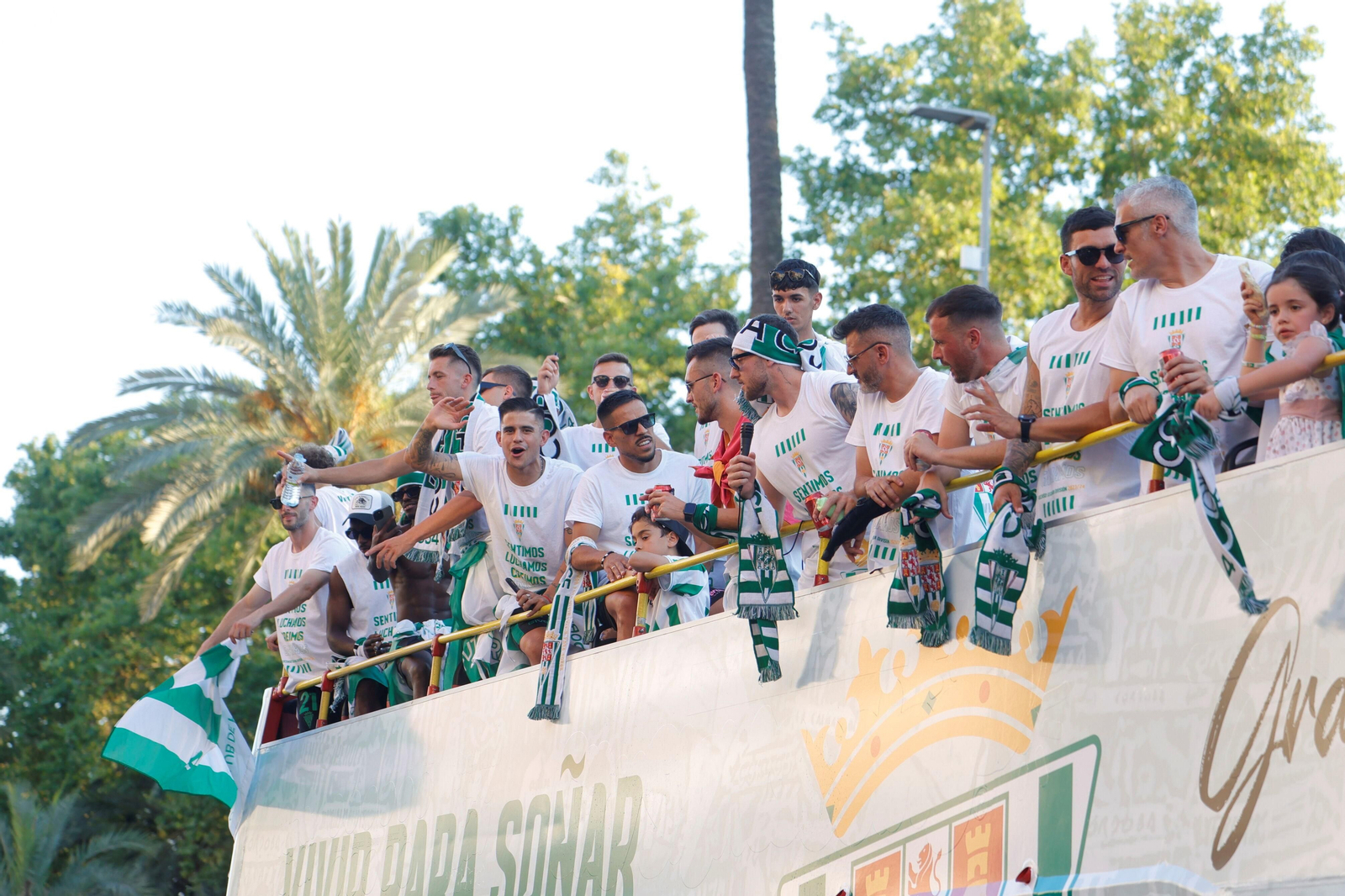 Las mejores fotos de la 'rúa' del Córdoba CF para celebrar el ascenso a Segunda División