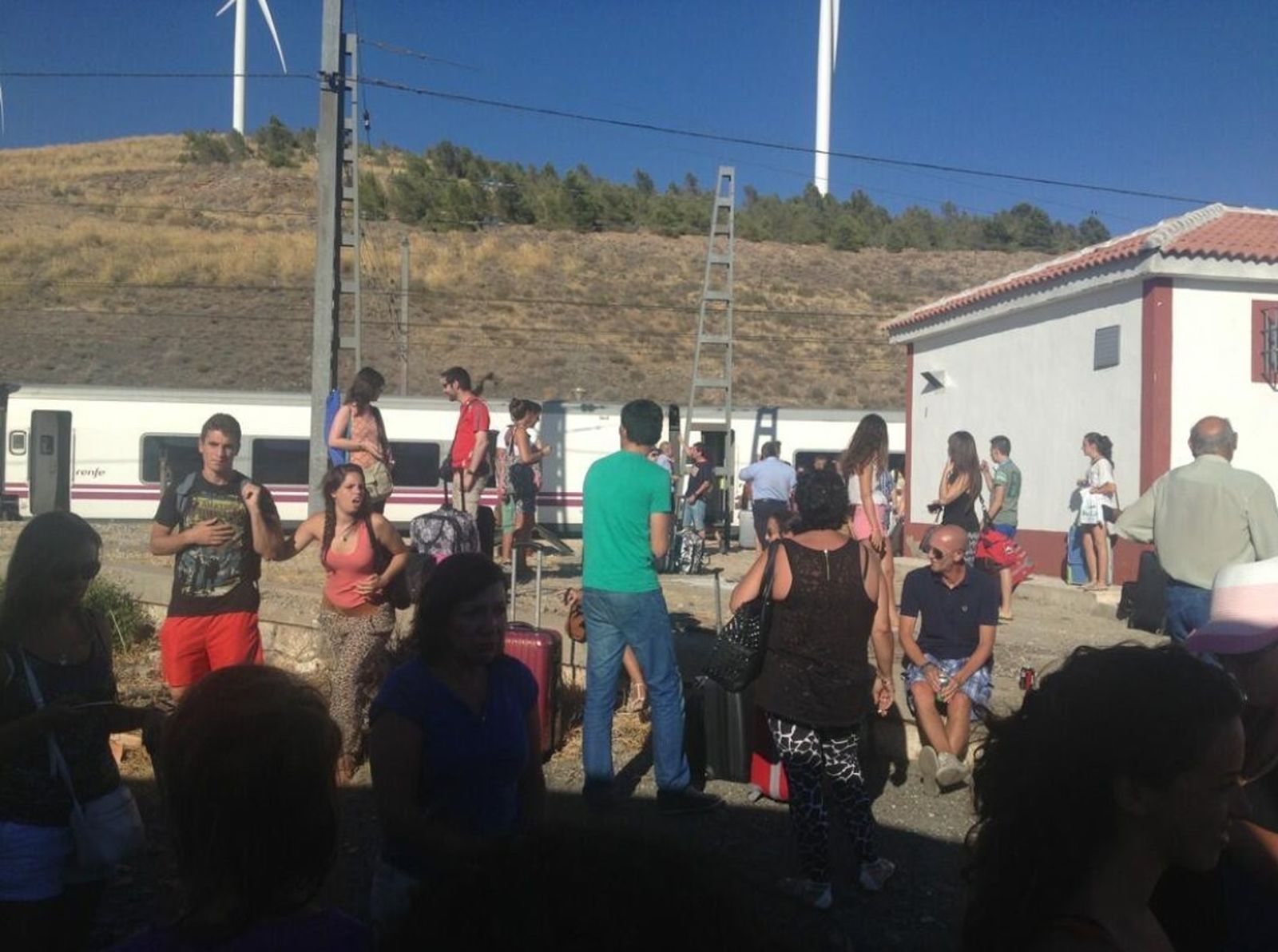 Viajeros del tren entre Almería y Madrid parados en la estación de Doña María-Ocaña por una avería.