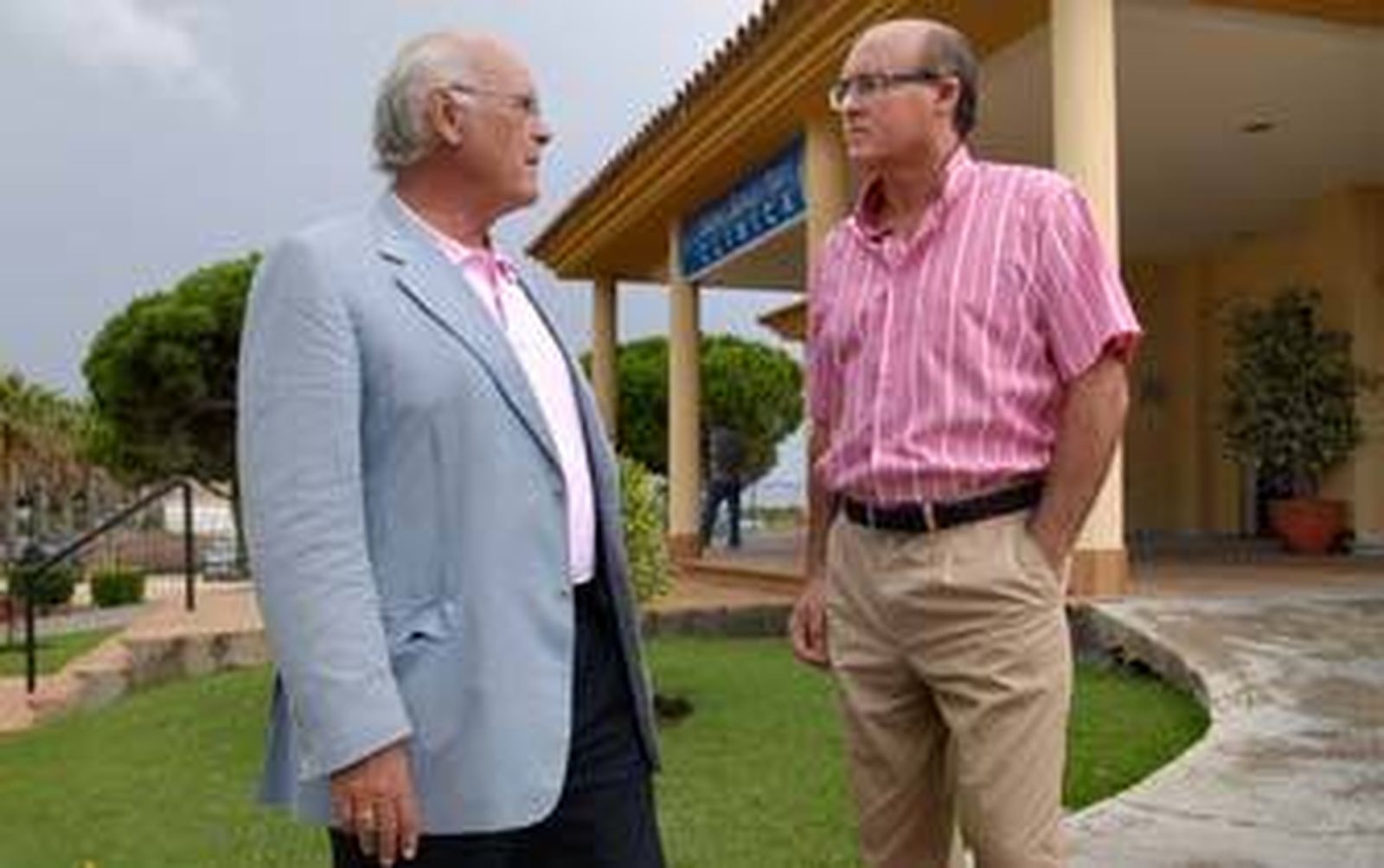 Manuel Concha y Luis Chozas posan en las instalaciones de la clínica./Paco Periñán