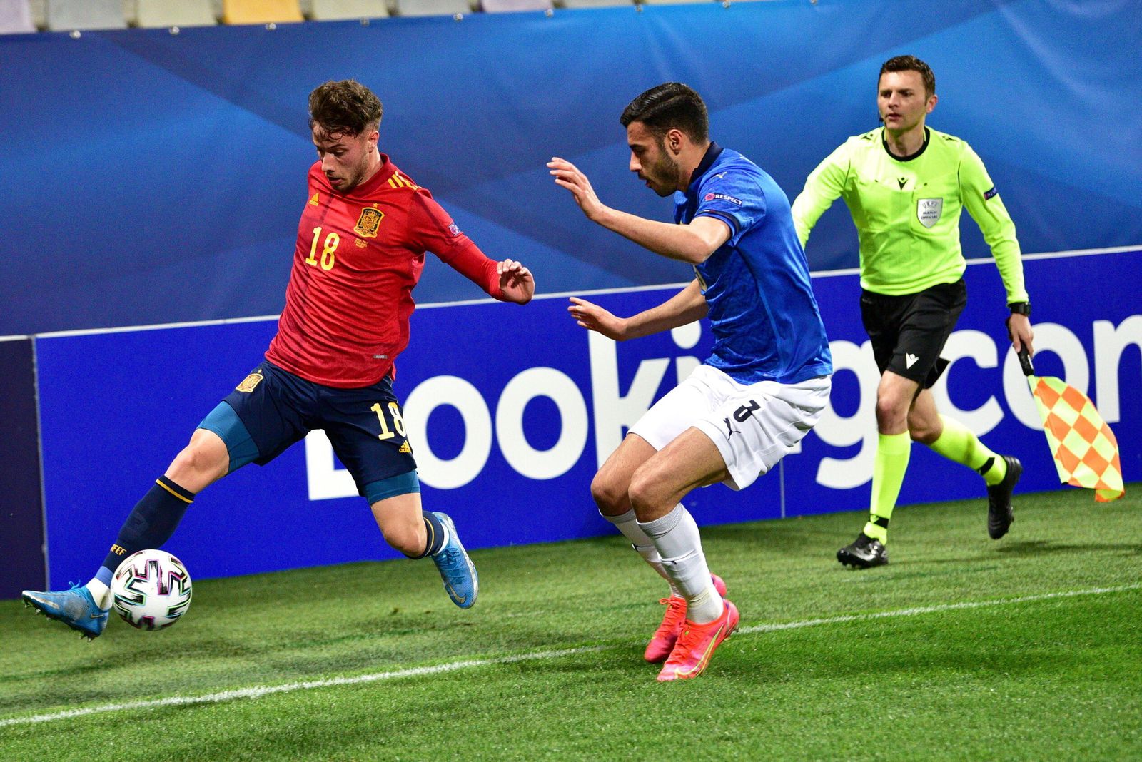 Puado conduce el balón pegado a la banda en el encuentro frente a Italia.