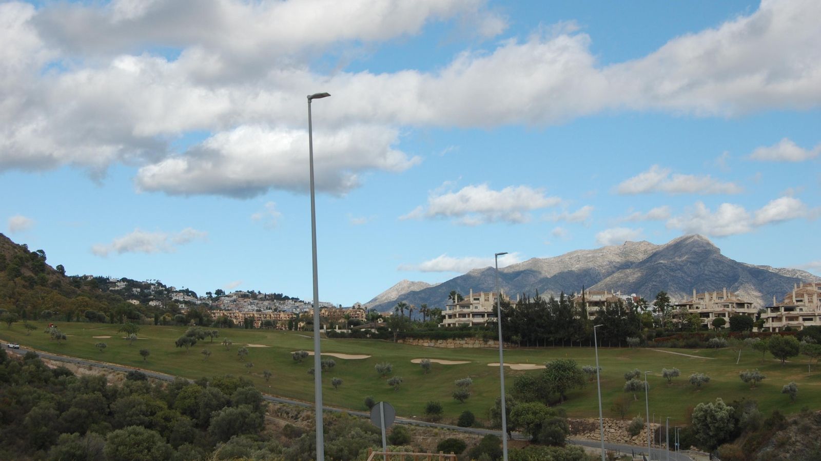 El municipio de Benahavís destaca por su amplia oferta de campos de golf y urbanizaciones de lujo.