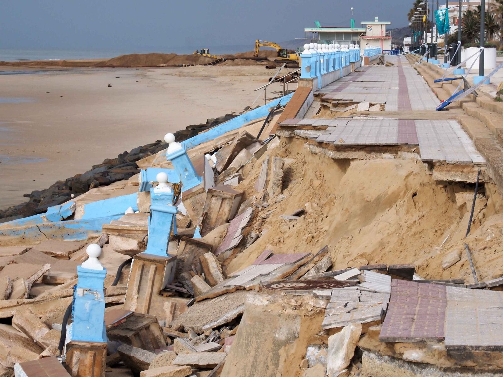 Las fotos de los destrozos del temporal en el paseo marítimo de Matalascañas