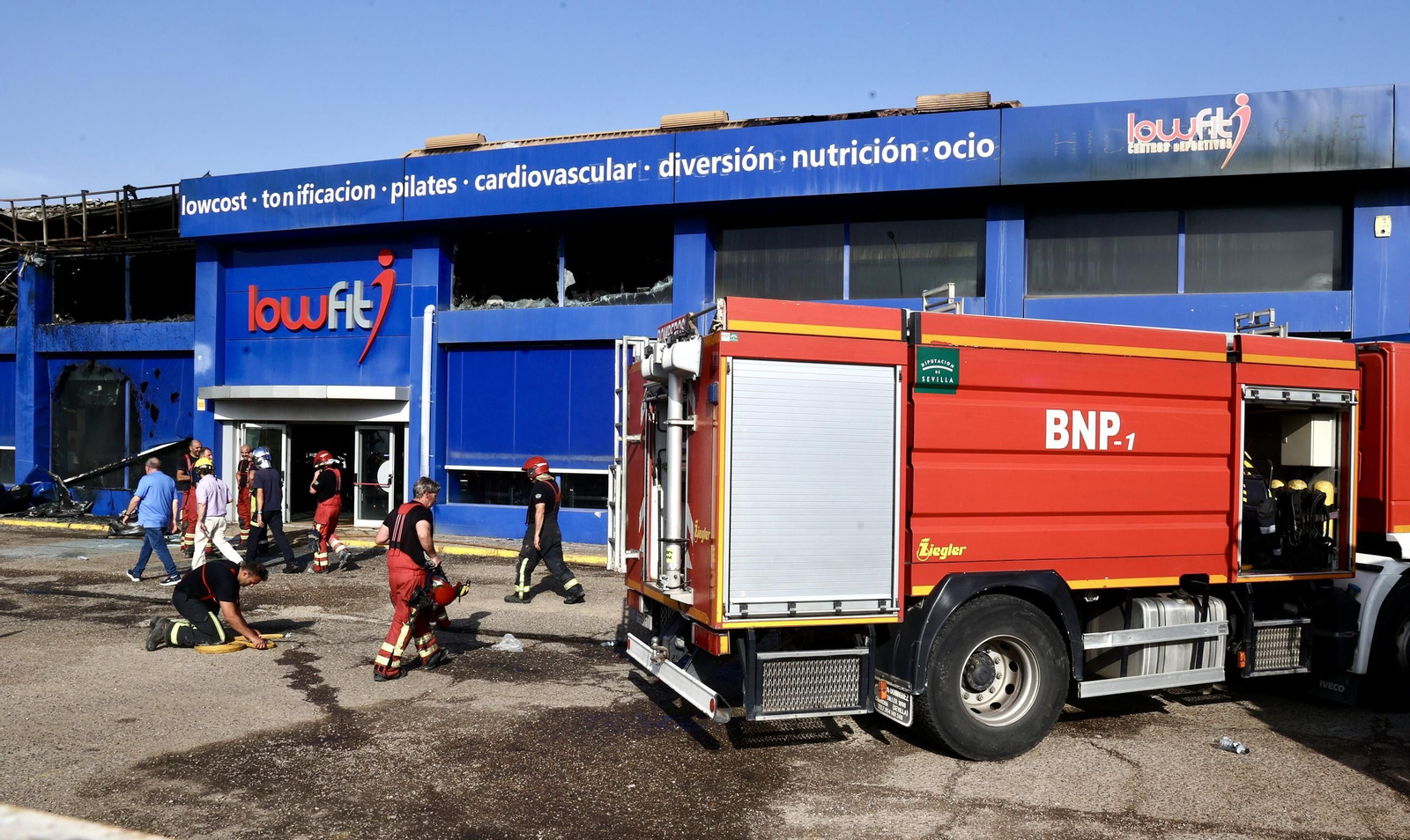 Incendio en el gimnasio Lowfit de Castilleja de la Cuesta