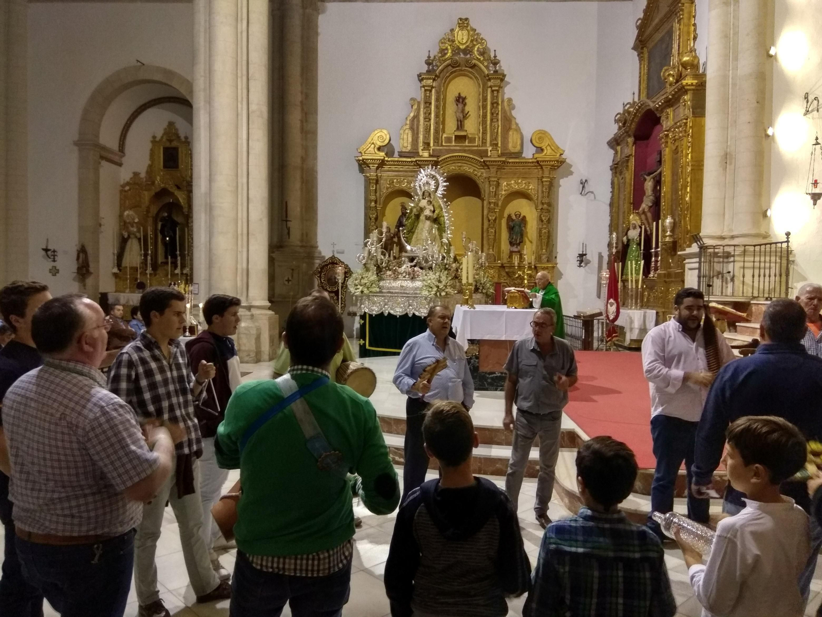 1-2. El coro de campanilleros de Aracena en el interior de la parroquia y en uno de los puntos de la localidad serrana en los que se detienen a cantar.  3-4. El coro de campanilleros del pueblo de Fuenteheridos en un ensayo y en plena actuación en una calle de la localidad.