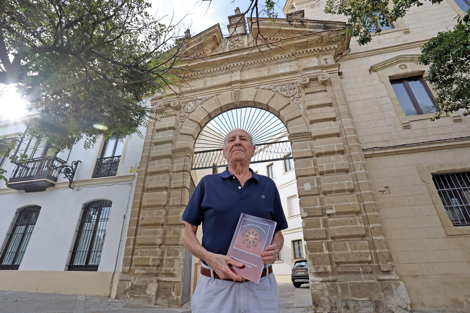 José Castaño Rubiales posa con su libro en la Puerta del Campo.
